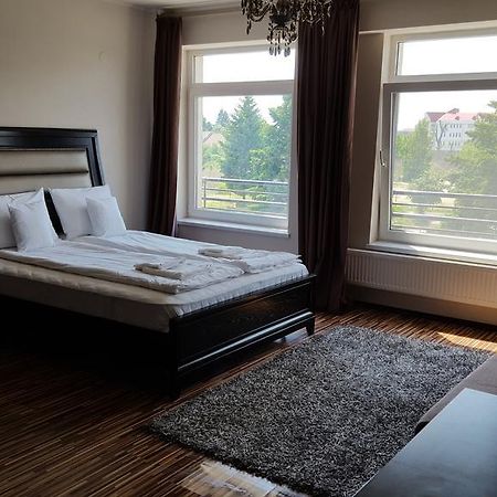 Sunlight Studio Apartment Oradea Eksteriør bilde